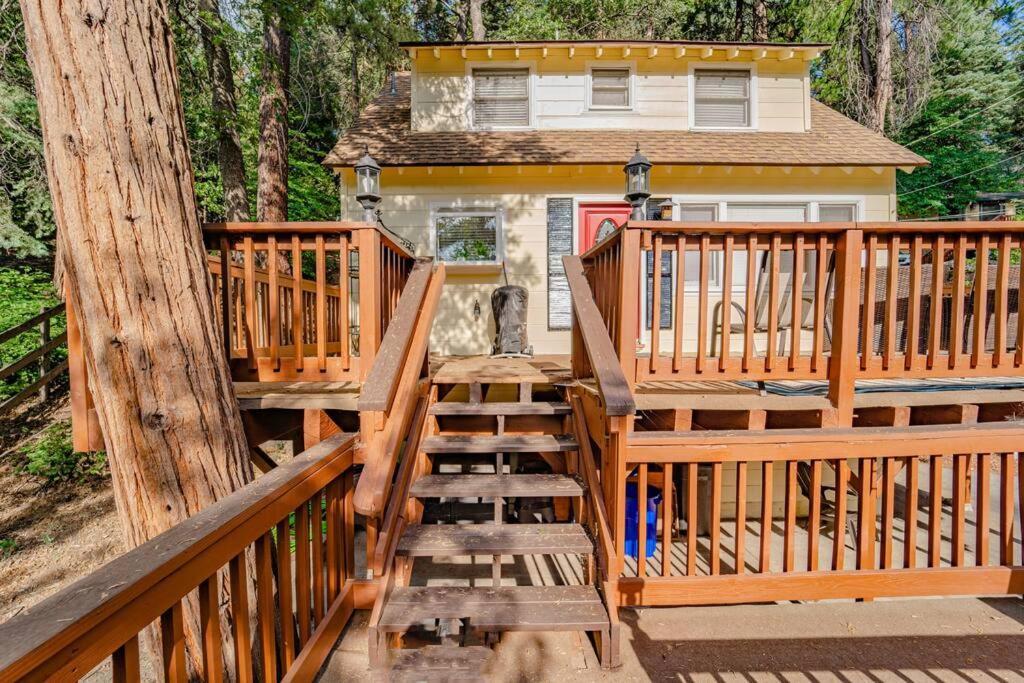 The Yellow Cottage In The Woods Skyforest Екстериор снимка