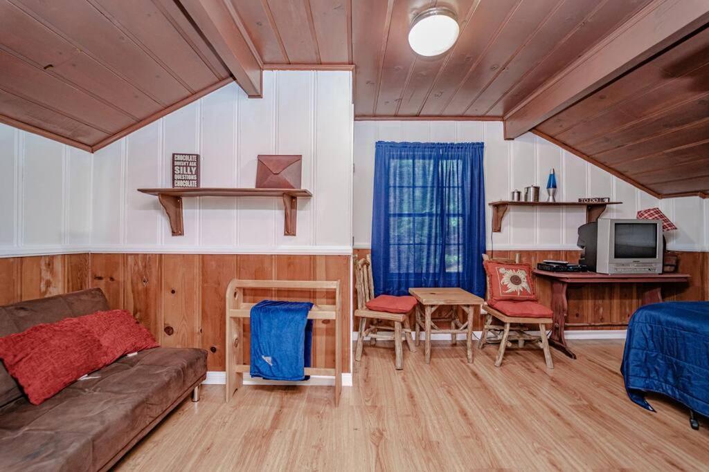 The Yellow Cottage In The Woods Skyforest Екстериор снимка