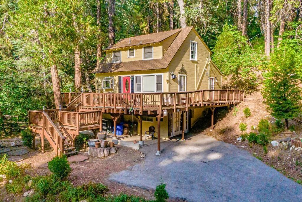 The Yellow Cottage In The Woods Skyforest Екстериор снимка